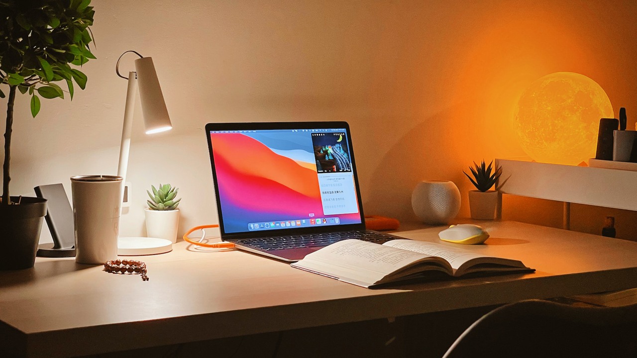 Piekło zamarzło - MacBooki mogą być tanie, źródło grafiki: Unsplash | Iewek Gnos.