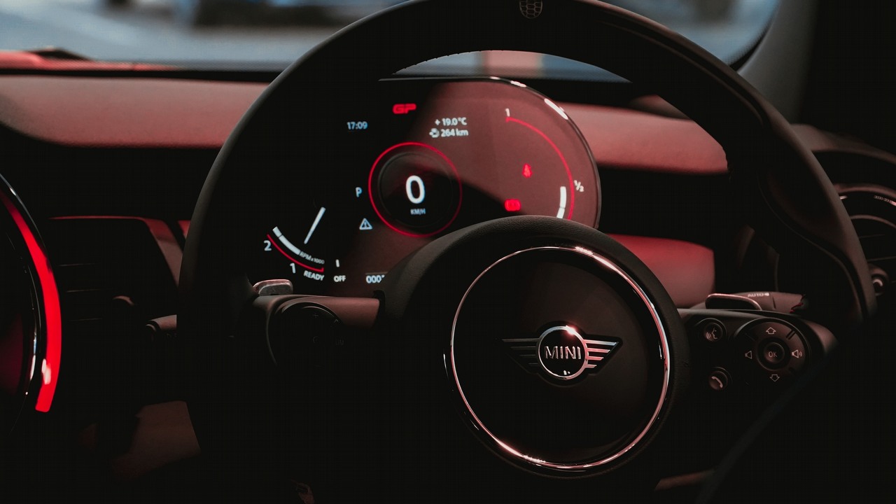 Mini tylko w automacie, producent rezygnuje z ręcznej skrzyni biegów, źródło grafiki: Unsplash / Devon Janse van Rensburg.