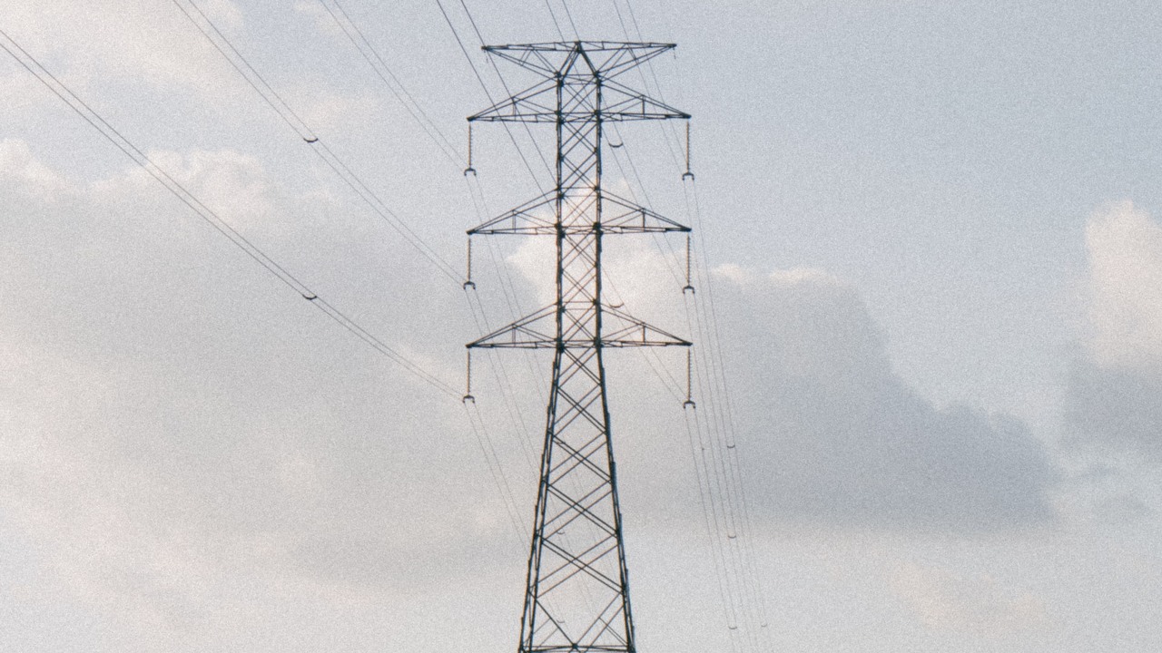 Szykują się duże podwyżki cen prądu w Polsce; koszt energii w 2024 roku może być rekordowy, źródło grafiki: Unsplash | eganabho.