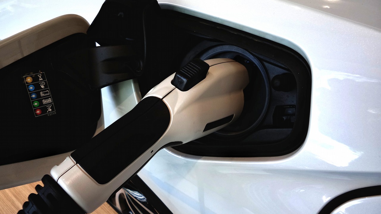 Ulgi podatkowe zachęcą firmy do recyklingu baterii aut elektrycznych, źródło grafiki: Unsplash | Possessed Photography.