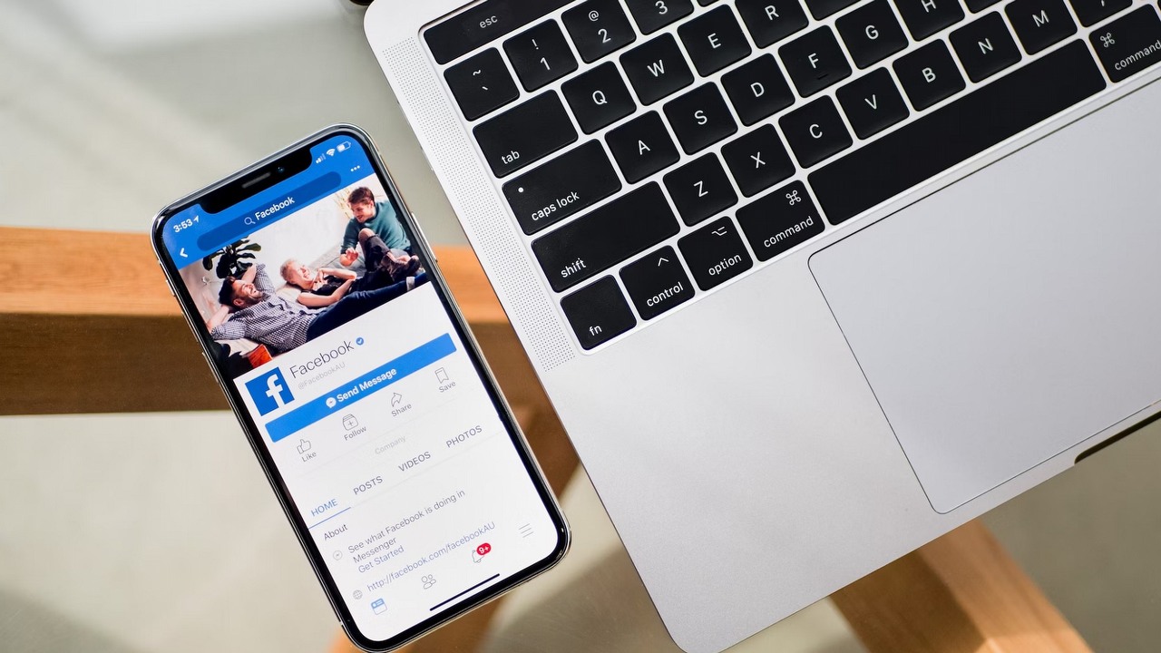 Jak pobrać film z Facebooka w 2025 roku? Pokazujemy proste sposoby, źródło grafiki: Unsplash | Daniel Romero.