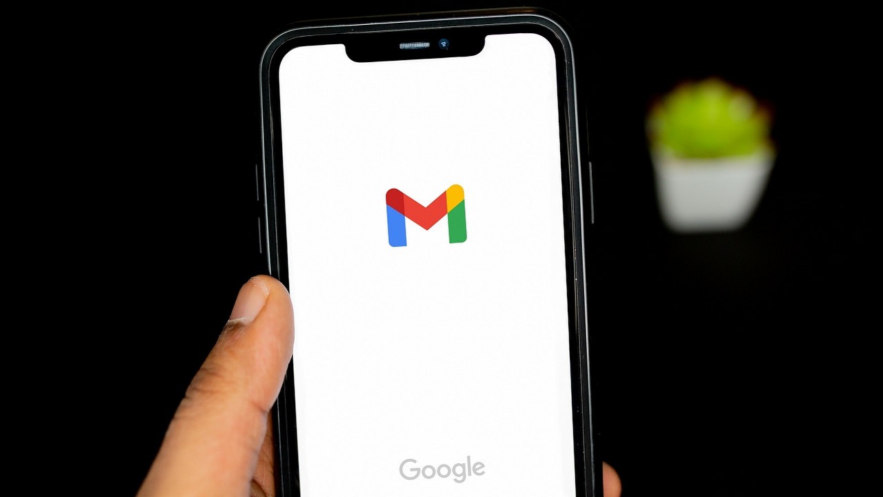 Gmail może dostać reakcje na maile emotkami, źródło grafiki: Unsplash | Solen Feyissa..