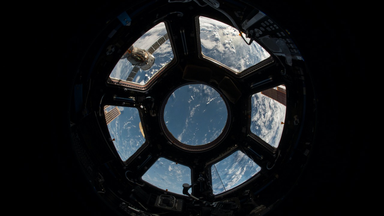 Naukowcy musieli wcielić się w hydraulików, kosmiczne problemy z rurami na ISS wkrótce mogą ustąpić, źródło grafiki: Unsplash | NASA.