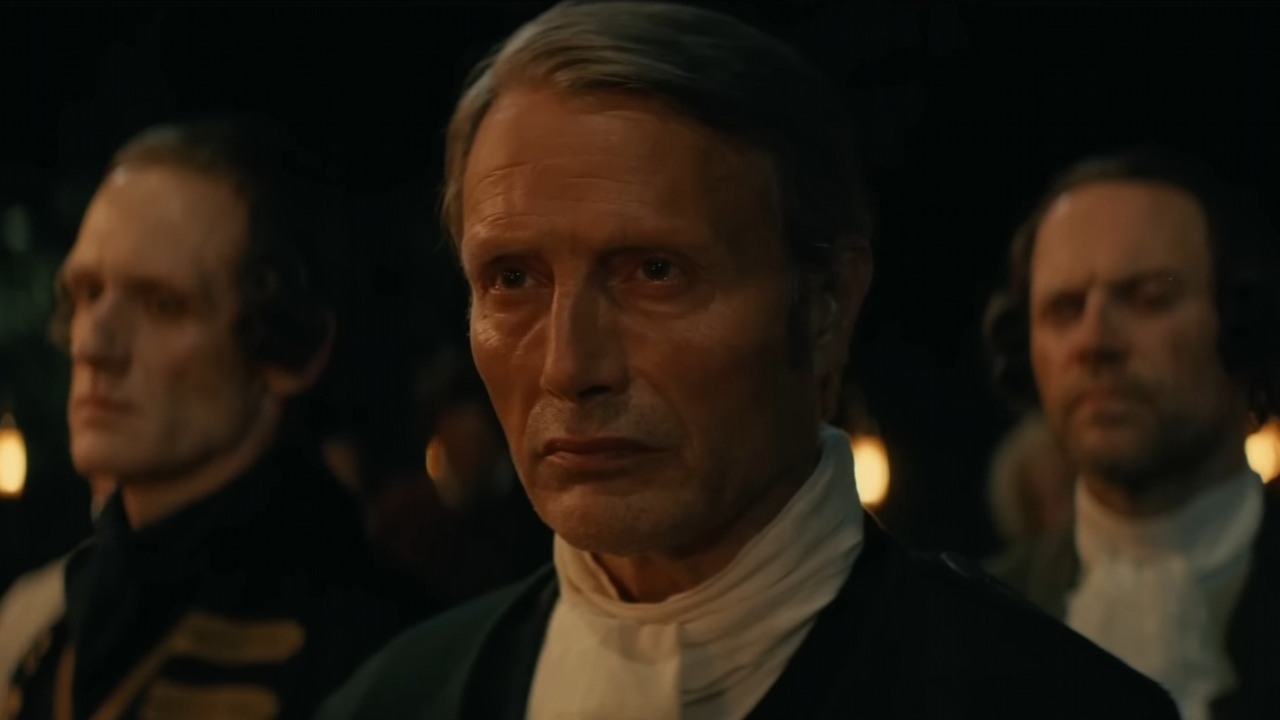 Mads Mikkelsen stracił nerwy, kiedy zapytano go „brak różnorodności” w jego filmie. „O co ci chodzi?!”, źródło grafiki: The Promised Land; reż. Nikolaj Arcel; Nordisk Film Distribution A/S; 2023.