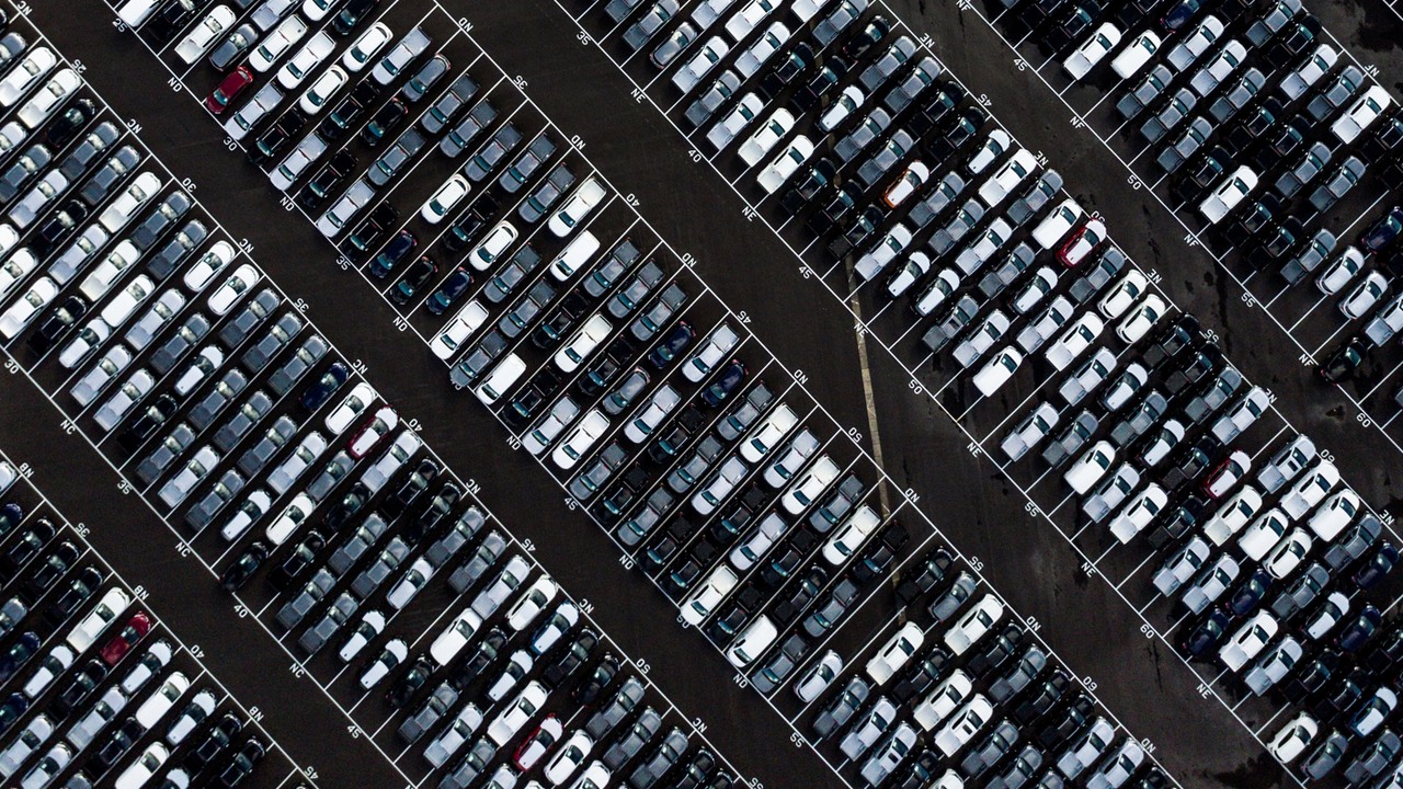 Miasto nie przewidziało, że kierowcy nie potrafią cofać; nietypowy eksperyment z parkingami, źródło grafiki: Unsplash | Ryan Searle.
