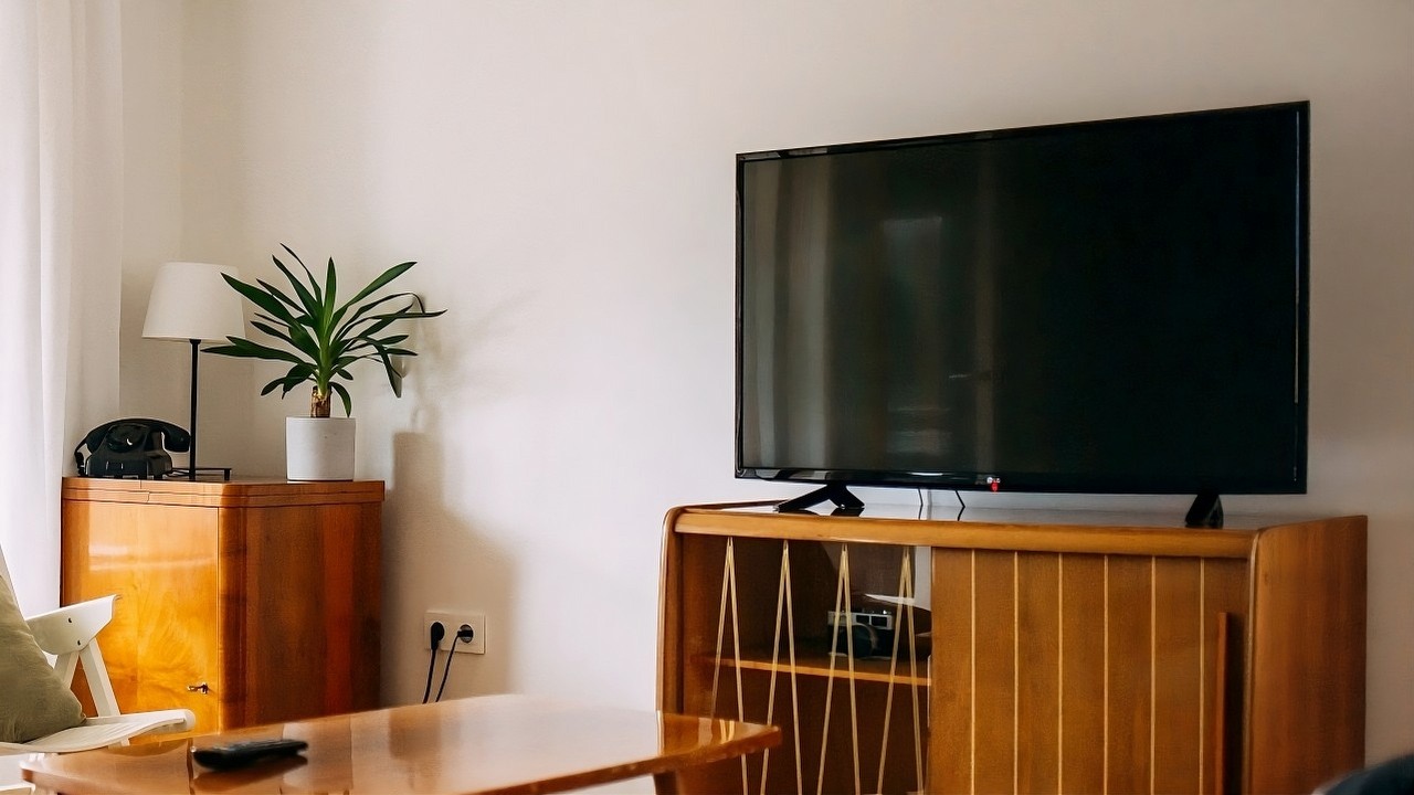 Jeśli masz kabel telewizyjny, możesz przekształcić go w szybką sieć Ethernet, źródło grafiki: Lucas Bato / Unsplash.