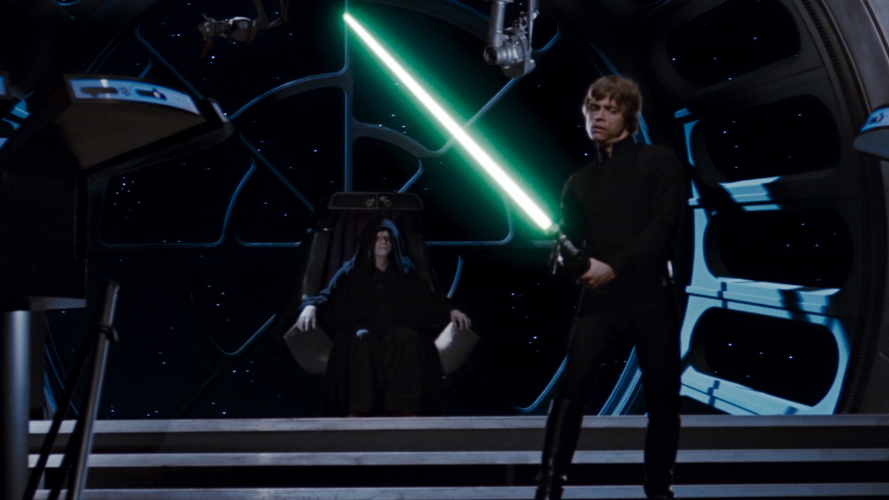 George Lucas uratował scenę kultowego pojedynku Luke’a i Lorda Vadera w Gwiezdnych wojnach dzięki tej „dosadnej” poradzie, źródło grafiki: Gwiezdne wojny: Powrót Jedi, George Lucas, Lucasfilm, 1983.