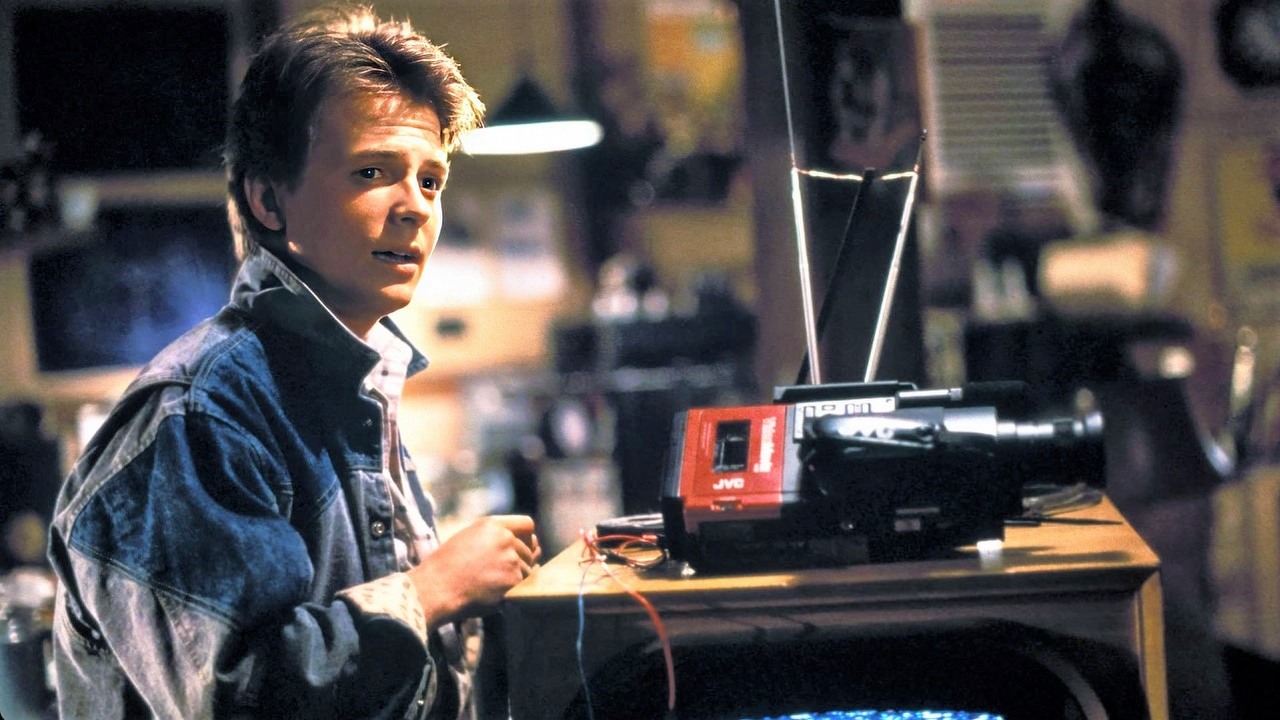 Ten kultowy film science fiction był wielokrotnie odrzucany. 38 lat po premierze powód odmowy wydaje się kuriozalny, źródło grafiki: Powrót do przyszłości, Robert Zemeckis, Universal Pictures,1985.
