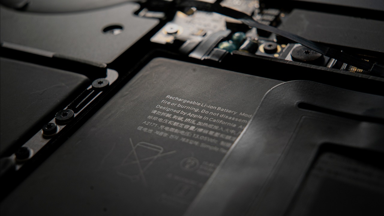 Stany Zjednoczone uważają, że odnalazły największą na świecie rezerwę litu. Znajduje się on pod starożytnym wulkanem, źródło grafiki: Mika Baumeister | Unsplash.