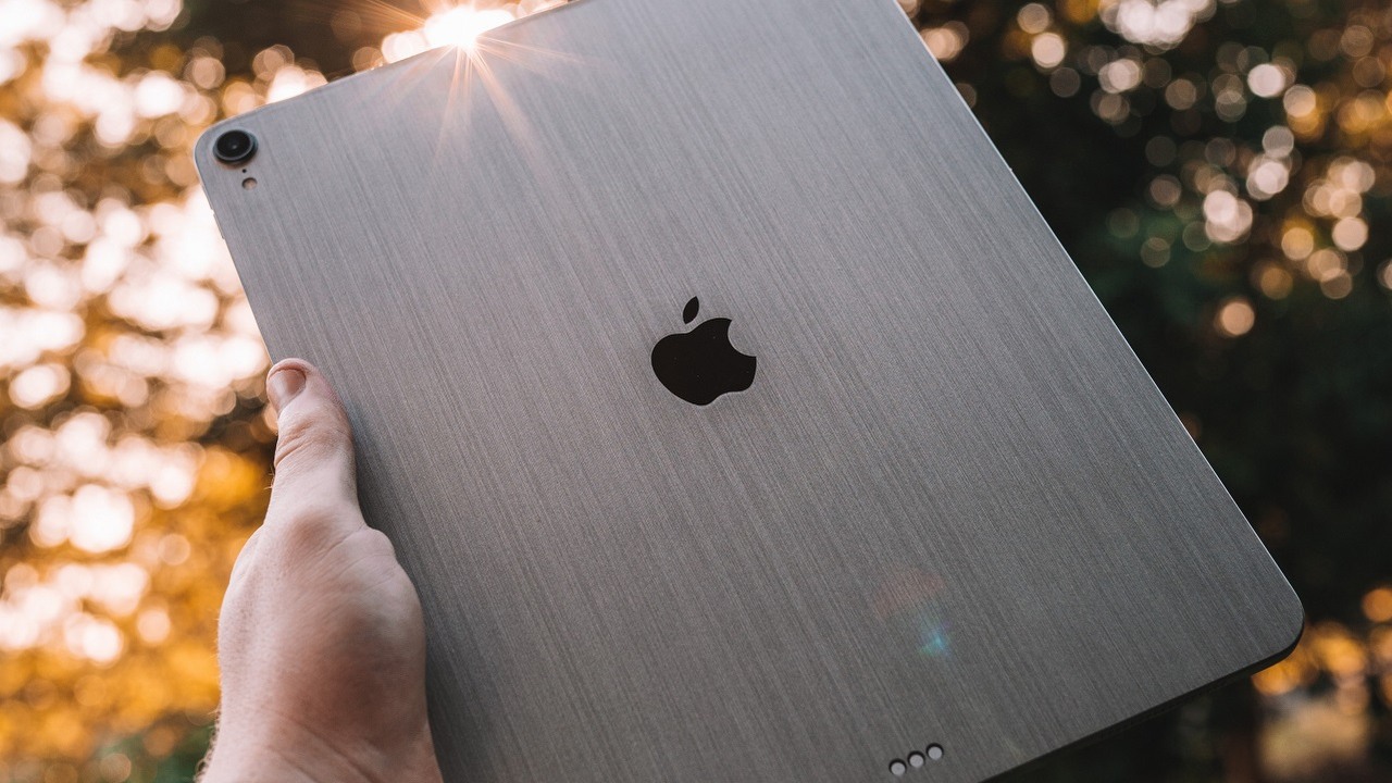 Apple dąży do bycia ekoliderem; z roku na rok poprawia swoje wyniki, źródło grafiki: Unsplash | Angus Gray..