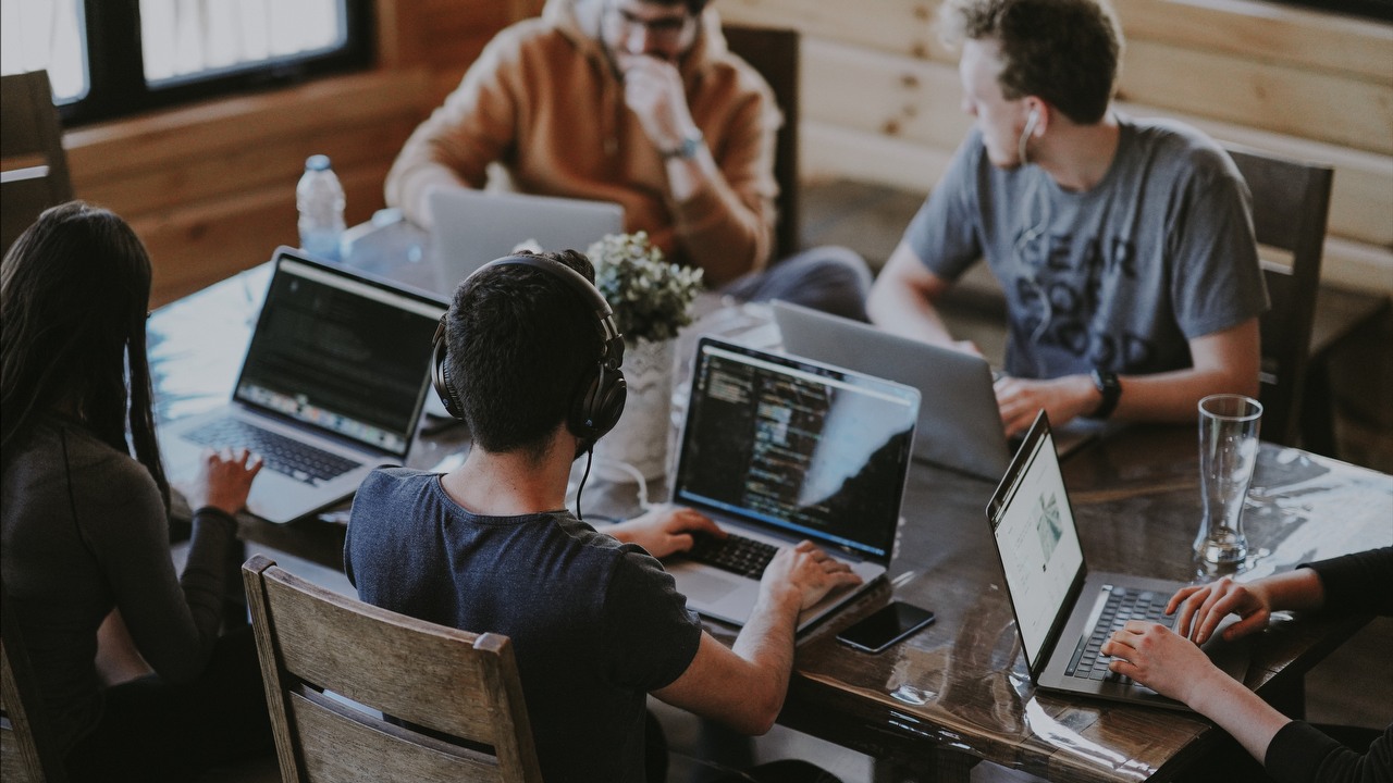 Lepiej pracować przez 4 dni; gdy pracujemy 5 dni, jeden dzień marnujemy, źródło grafiki: Annie Spratt | Unsplash.