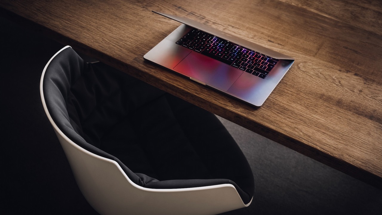 Badanie dotyczące 4-dniowego tygodnia pracy wykazało, że gdy pracujemy 5 dni, jeden dzień spędzamy prawie nic nie robiąc, źródło grafiki: Unsplash | Luca Bravo.