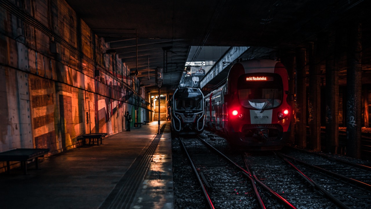 Polskie miasta walczą z przejazdami przez tory PKP; będą wiadukty i tunele, źródło grafiki: Unsplash | Adam Borkowski.
