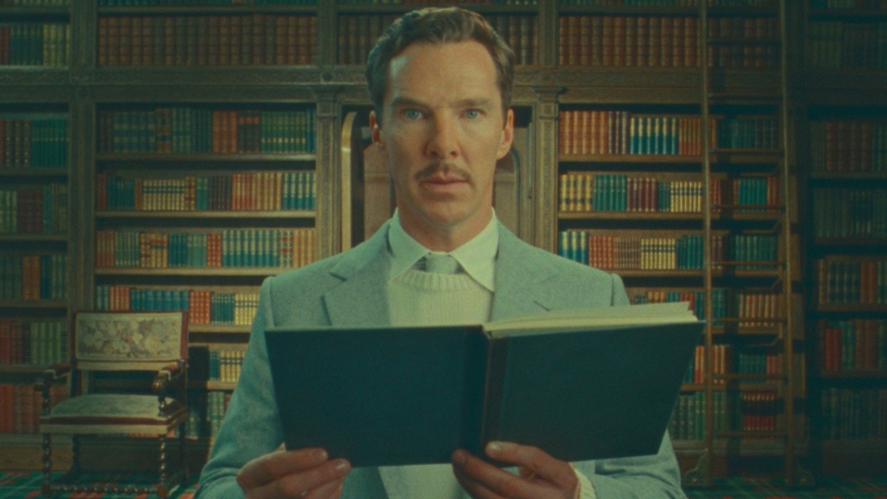 Benedict Cumberbatch jako przebiegły mistyk w zwiastunie filmu Wesa Andersona. Henry Sugar zachwycił Wenecję, źródło grafiki: Zdumiewająca historia Henry'ego Sugara; Wes Anderson; Netflix; 2023.