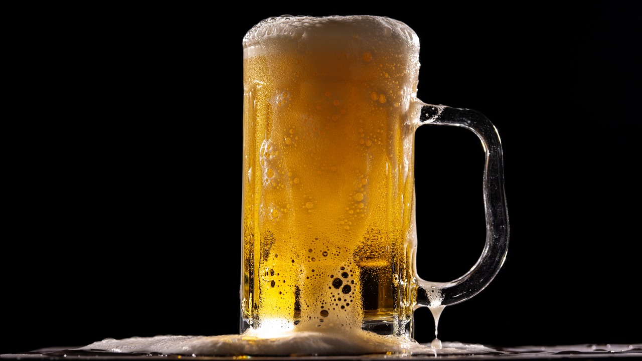 Żabka Nano testuje w pierwszym sklepie nowy automat z alkoholem, źródło grafiki: Unsplash | engin akyurt.