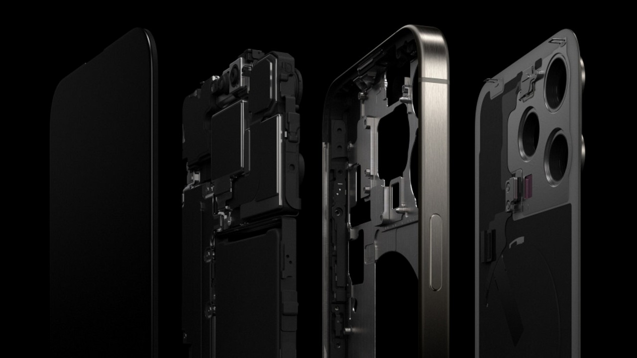 iPhone 15 Pro zaliczył udany debiut, na telefon z przedsprzedaży poczekamy nawet miesiąc, źródło grafiki: Apple.