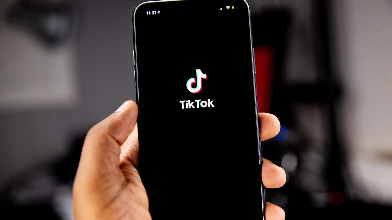 TikTok z gigantyczną karą za naruszenie RODO; firma zapłaci ponad 1,5 mld złotych, źródło grafiki: Unsplash | Solen Feyissa.