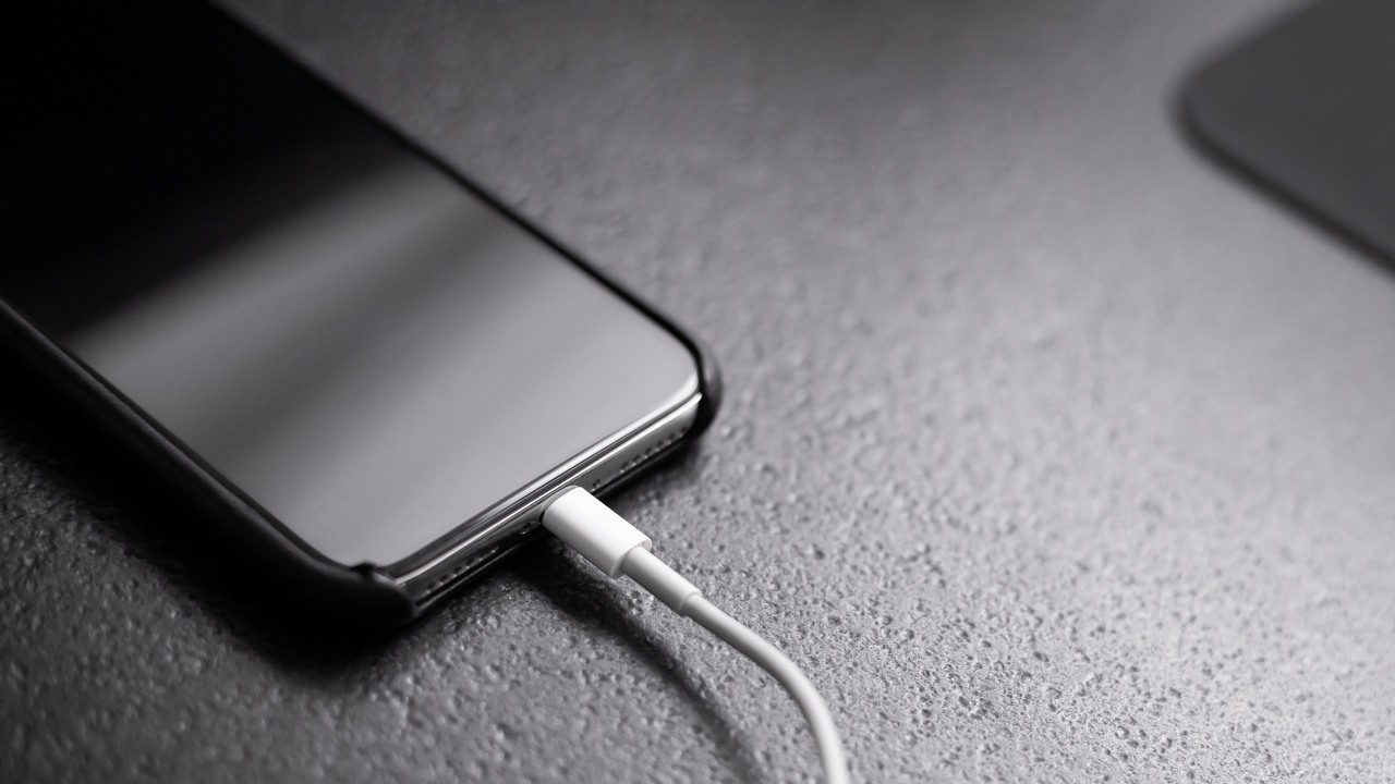 Problem z USB-C w iPhonie nie polega na tym, że jest 2.0, ale na tym, że mamy go od ośmiu lat, źródło grafiki: Andreas Haslinger | Unsplash.
