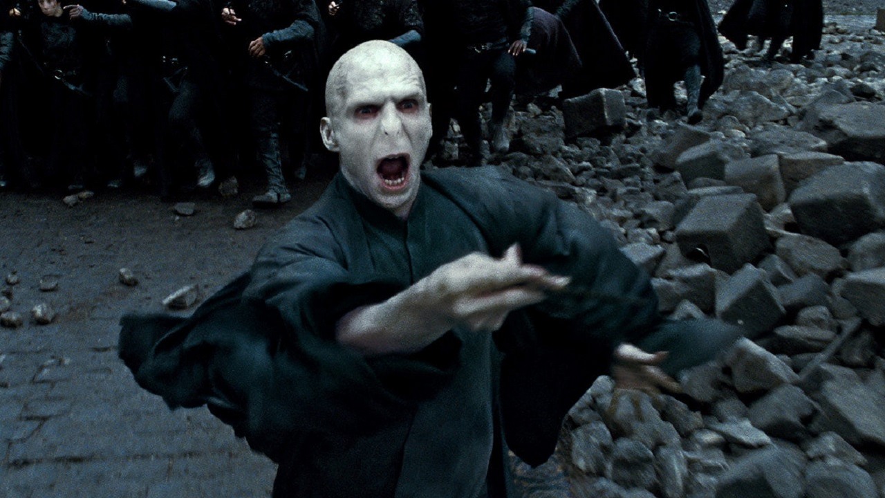 Jedna scena z Bitwy o Hogwart nawiązuje do każdego filmu o Harrym Potterze. Zauważyliście wszystkie odniesienia?, źródło grafiki: Harry Potter i Insygnia Śmierci cz.2; David Yates; Warner Bros.; 2011.