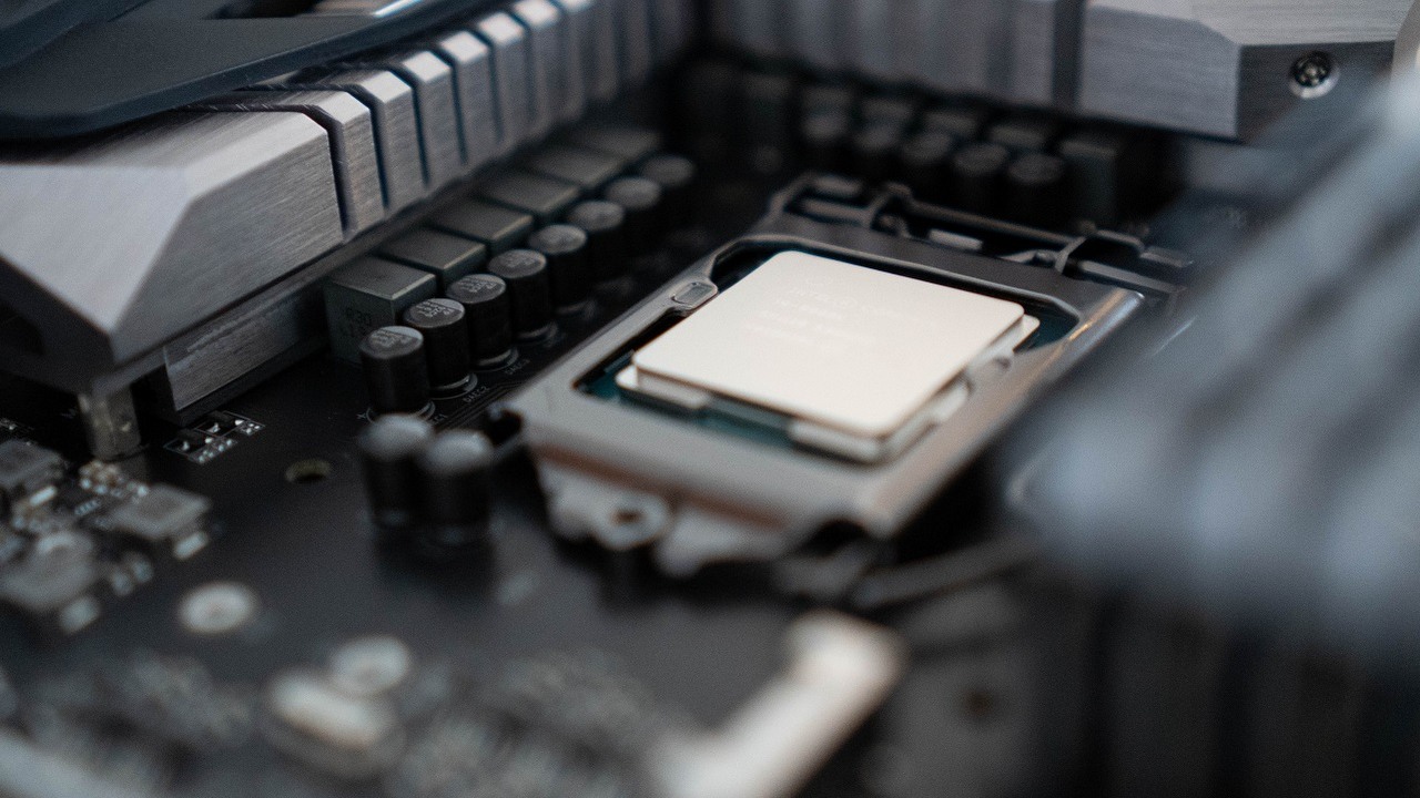 Intel Core i9-14900KF rozczarowuje w testach przed premierą, źródło grafiki: Unsplash | Luan Gjokaj.