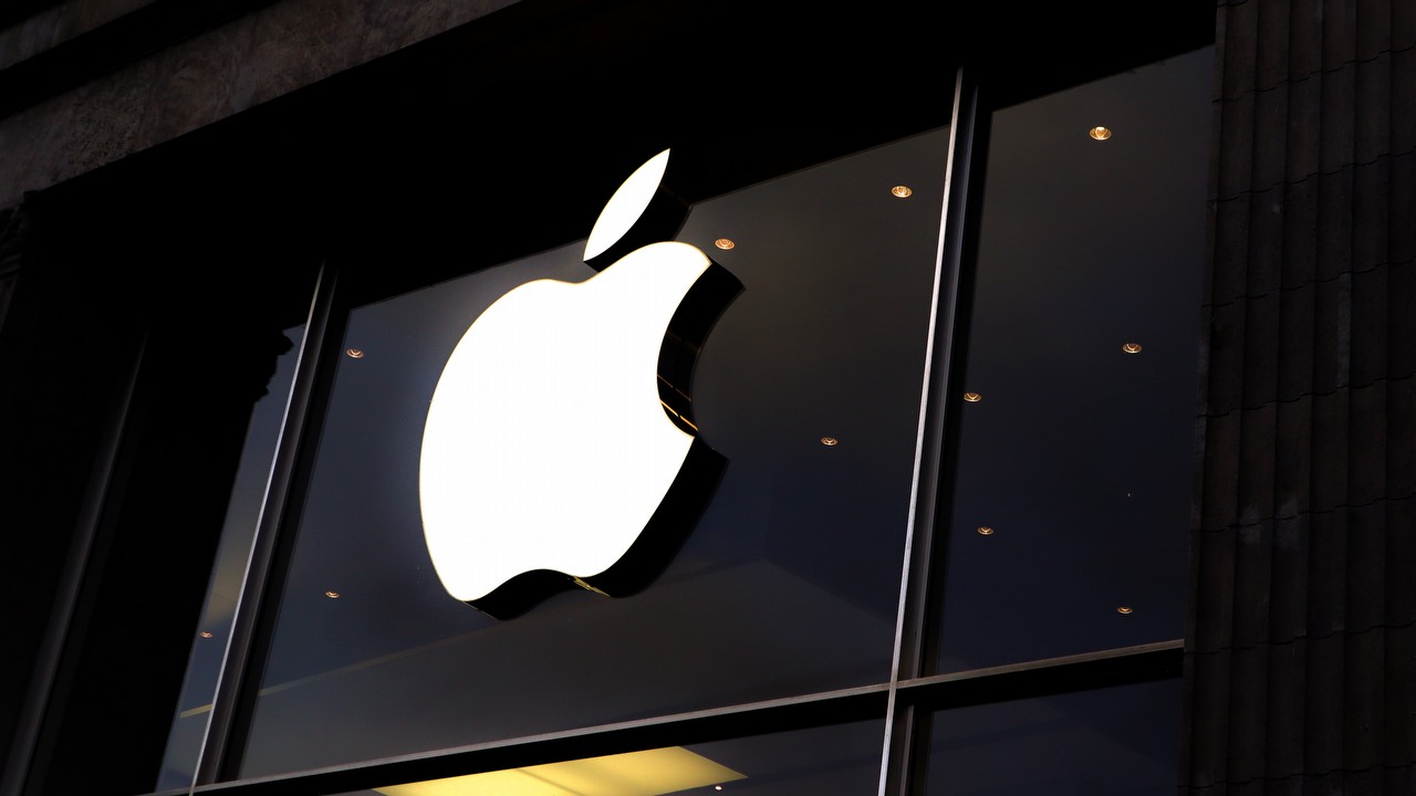 Apple usunęło aplikację stworzoną przez Andrew Tate'a, źródło grafiki: Unsplash | Laurenz Heymann.