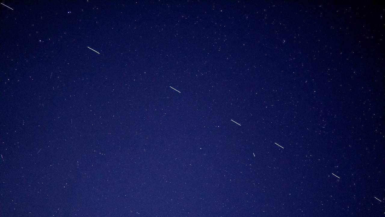 Satelity Starlink przelatują nad Polską; wiemy kiedy je zobaczymy [Aktualizacja], źródło grafiki: Unsplash | Forest Katsch.