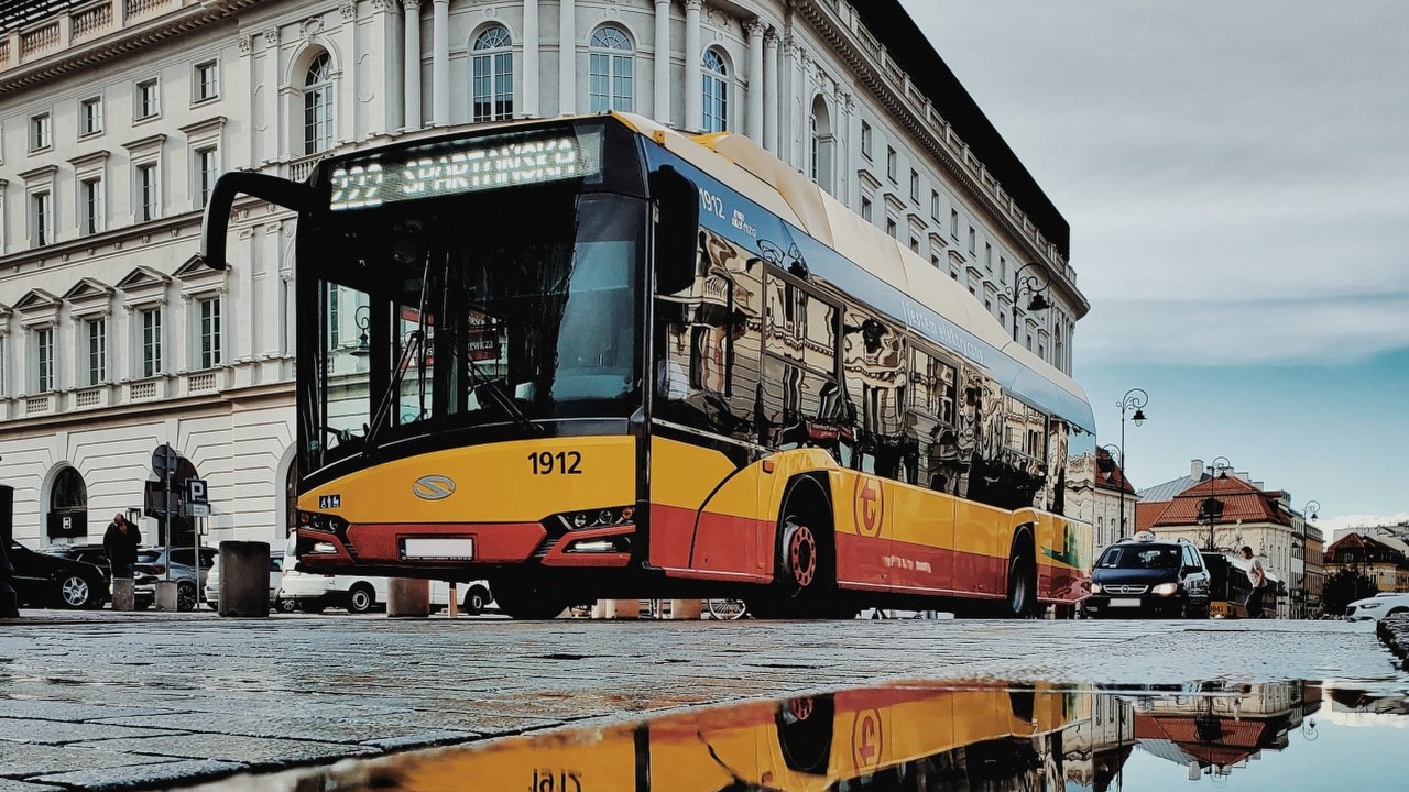 Najdłuższy autobus na świecie miał 32 metry długości i mógł przewieźć 350 pasażerów, źródło grafiki: Valentyn Chernetskyi / Unsplash.