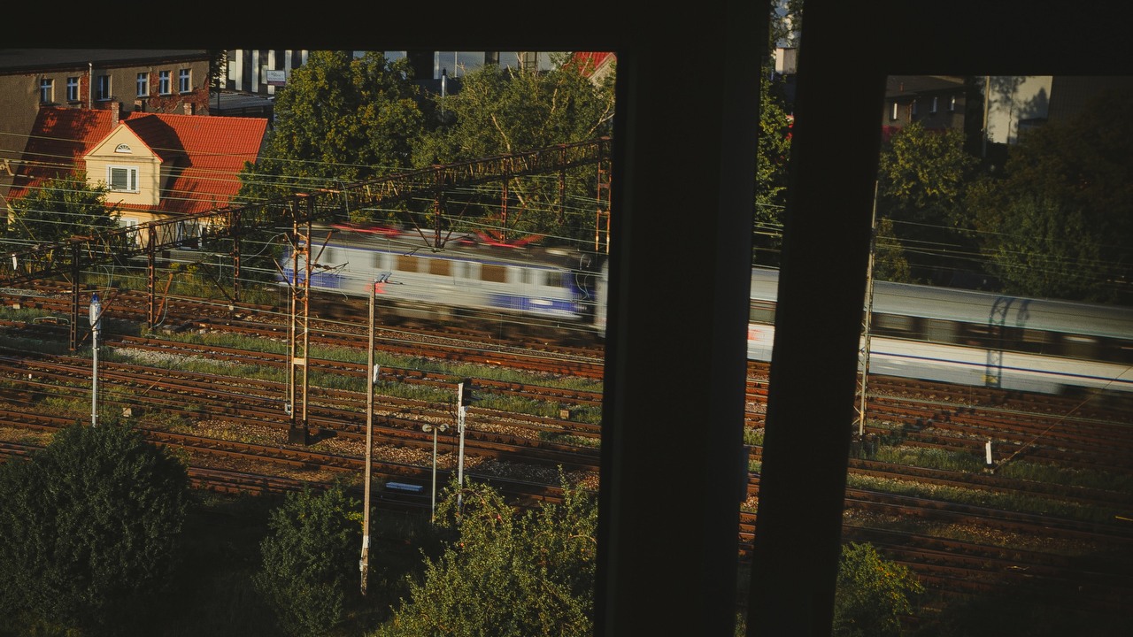 Wagony pasażerskie PKP Intercity z panelami fotowoltaicznymi? Poznaliśmy laureatów konkursu Kolej na naukę - #IC2030, źródło grafiki: Unsplash | Oleksandr Hladchenko.