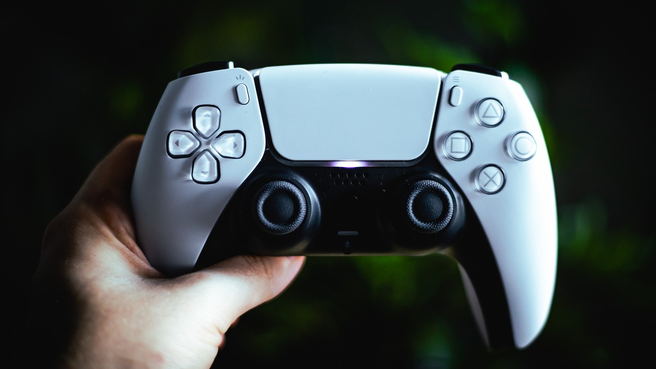 Cyberpunk 2077 zasłużył na 3,79/5 w PS Store; Sony wreszcie pozwala oceniać gry, źródło grafiki: Kamil S / Unsplash.