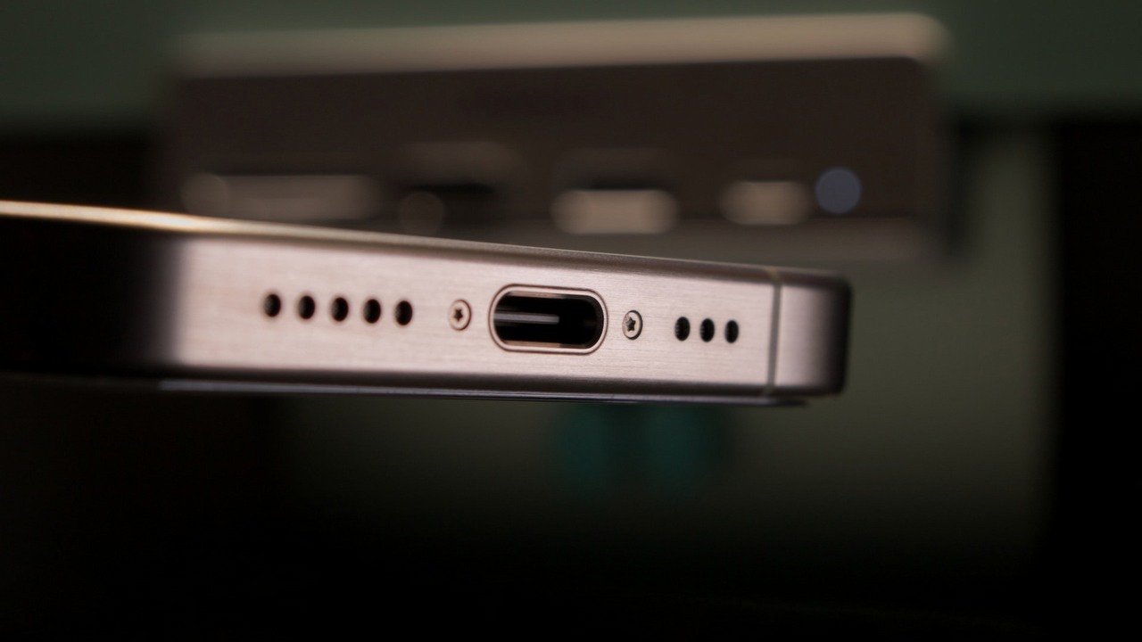 Chcesz użyć starego USB-C dla iPhone'a 15? „Nie rób tego” - mówi Apple, źródło grafiki: Unsplash | Samuel Angor.