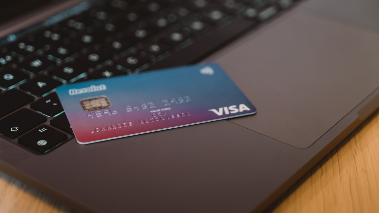 Carding: czym jest ten popularny cyberscam i jak go uniknąć?, źródło grafiki: Cardmapr Nl | Unsplash.