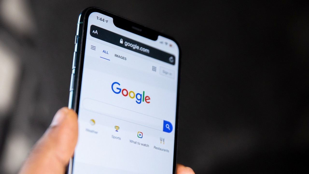 Google zamyka kolejną usługę; podcasty wejdą w skład YouTube Music, źródło grafiki: Solen Feyissa / Unsplash.