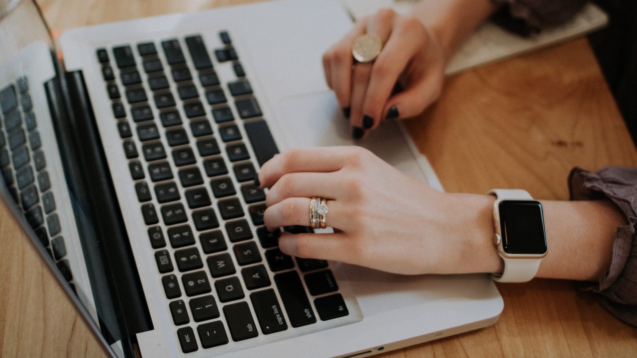 „Laptop dla Nauczyciela”? Tak, ale tylko z wybranych sklepów, źródło grafiki: Unsplash.