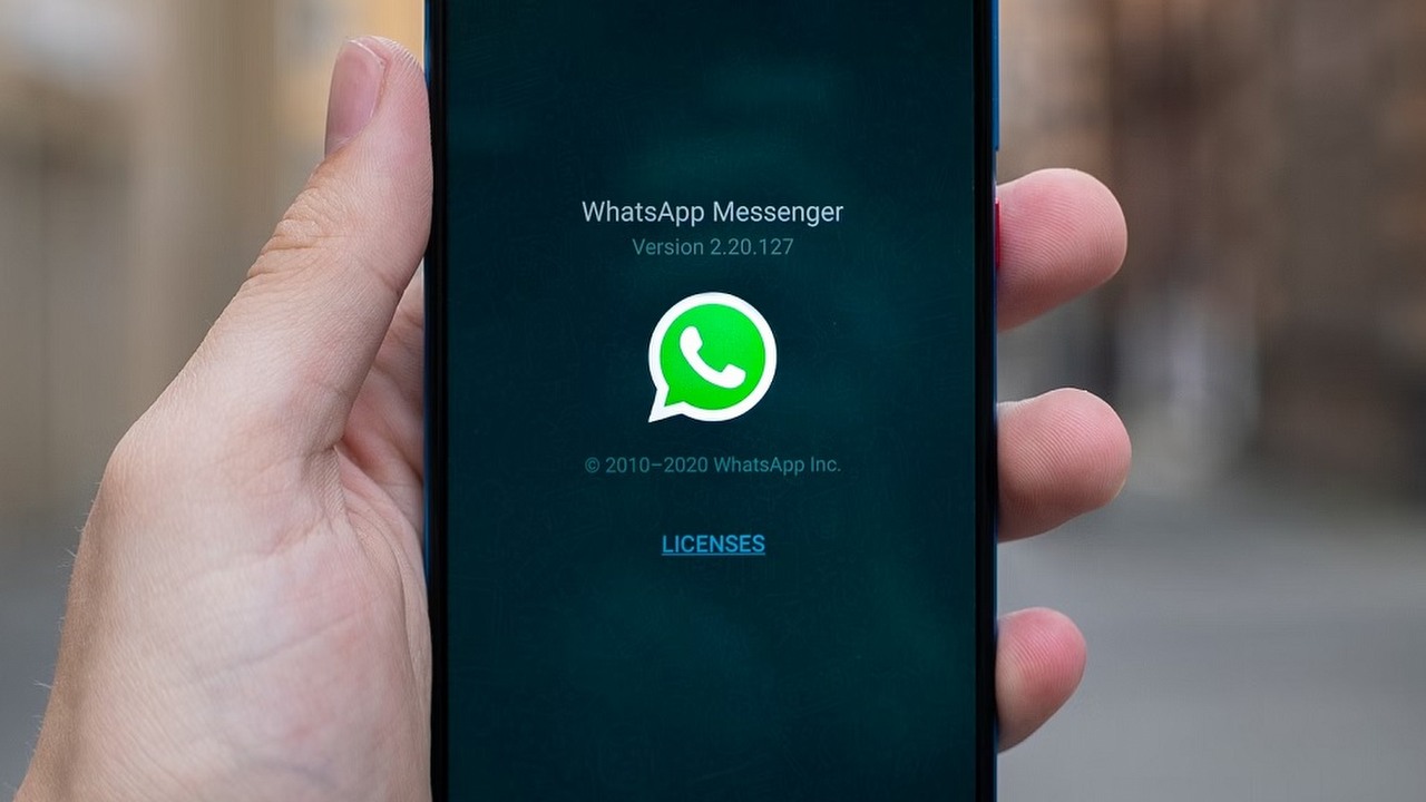 Jak zrobić ankietę na WhatsApp?, źródło grafiki: Mika Baumeister | Unsplash.
