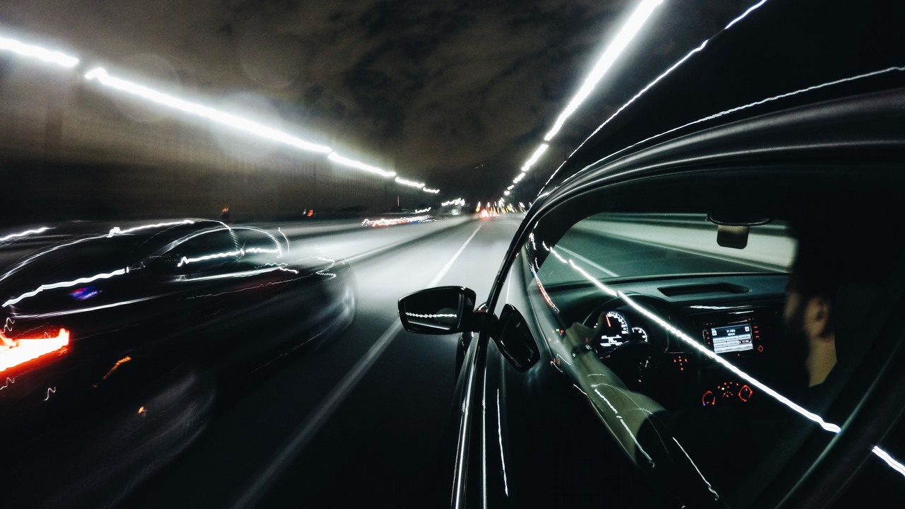 Podniesienie ograniczenia prędkości do 150 km/h jest już trendem w Europie. Przewodzą mu Czechy, źródło grafiki: Unsplash | Andrés Alagón.