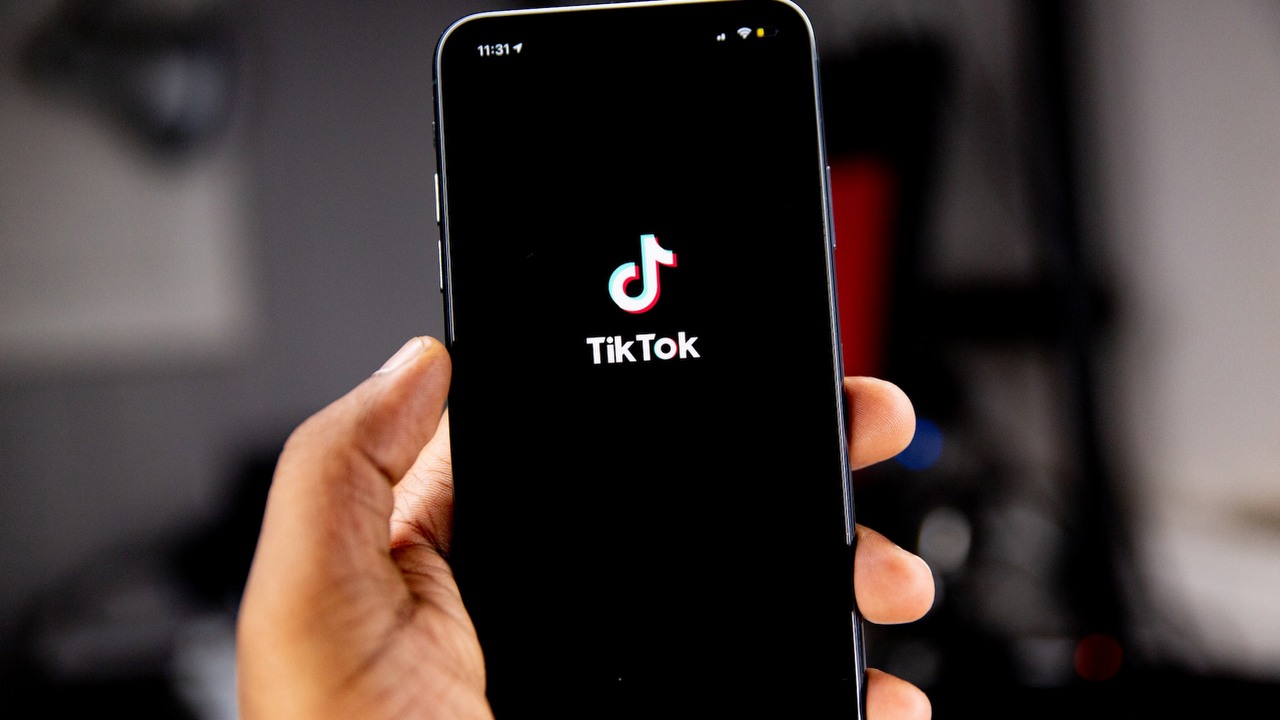 TikTok testuje płatną wersję bez reklam, źródło grafiki: Unsplash | Solen Feyissa.