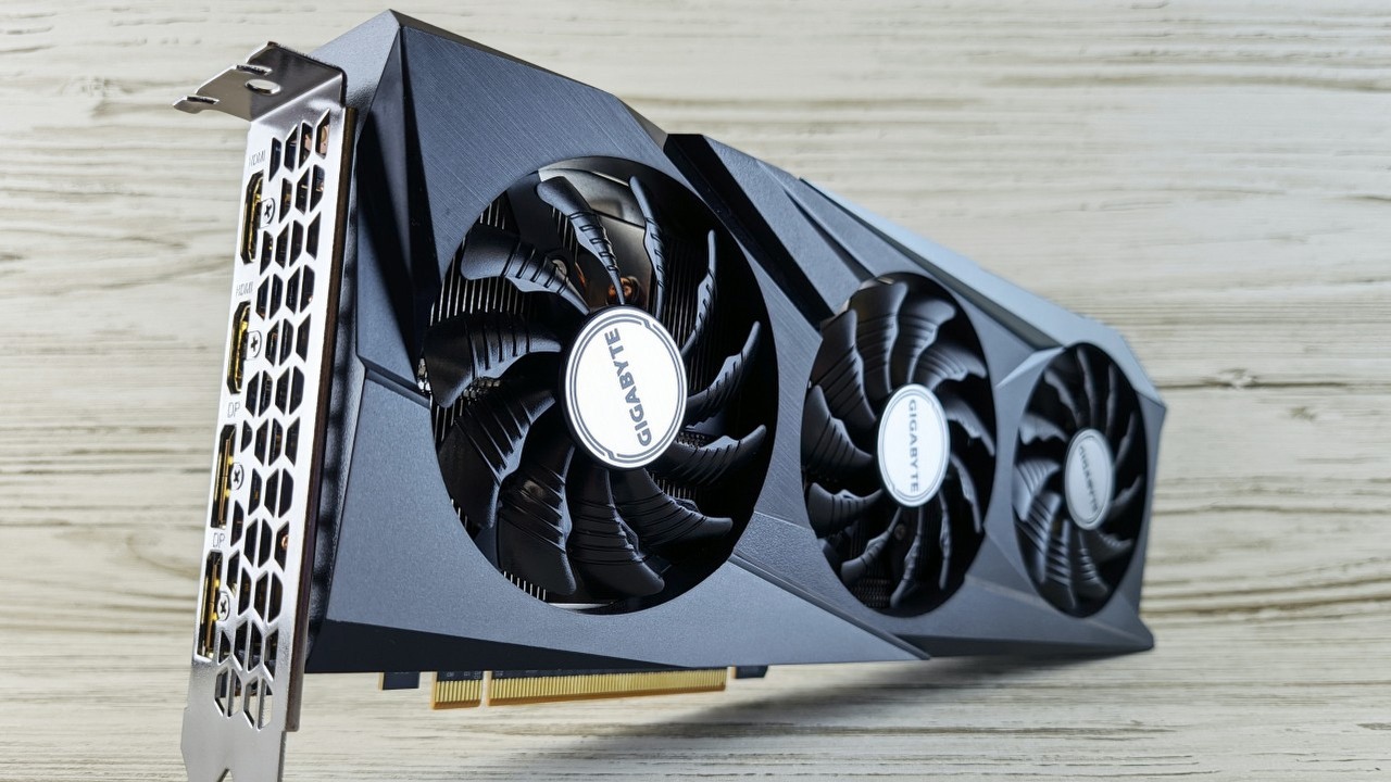 Dlaczego nie warto zwlekać z zakupem karty graficznej?, źródło grafiki: Andrey Matveev / Unsplash.