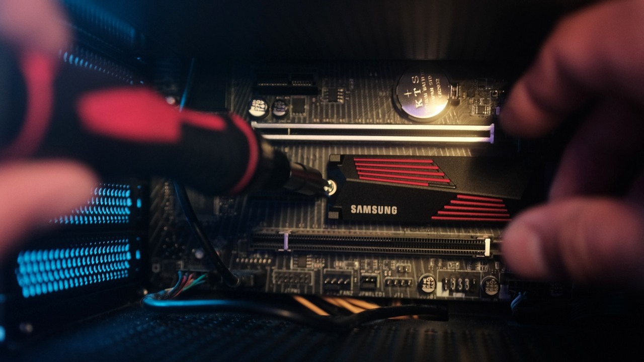 Hobbyści są oszołomieni: ten gracz był zbyt leniwy, aby rozpakować swój nowy dysk SSD i powiesił go w swoim PC, źródło grafiki: Samsung Memory / Unsplash.