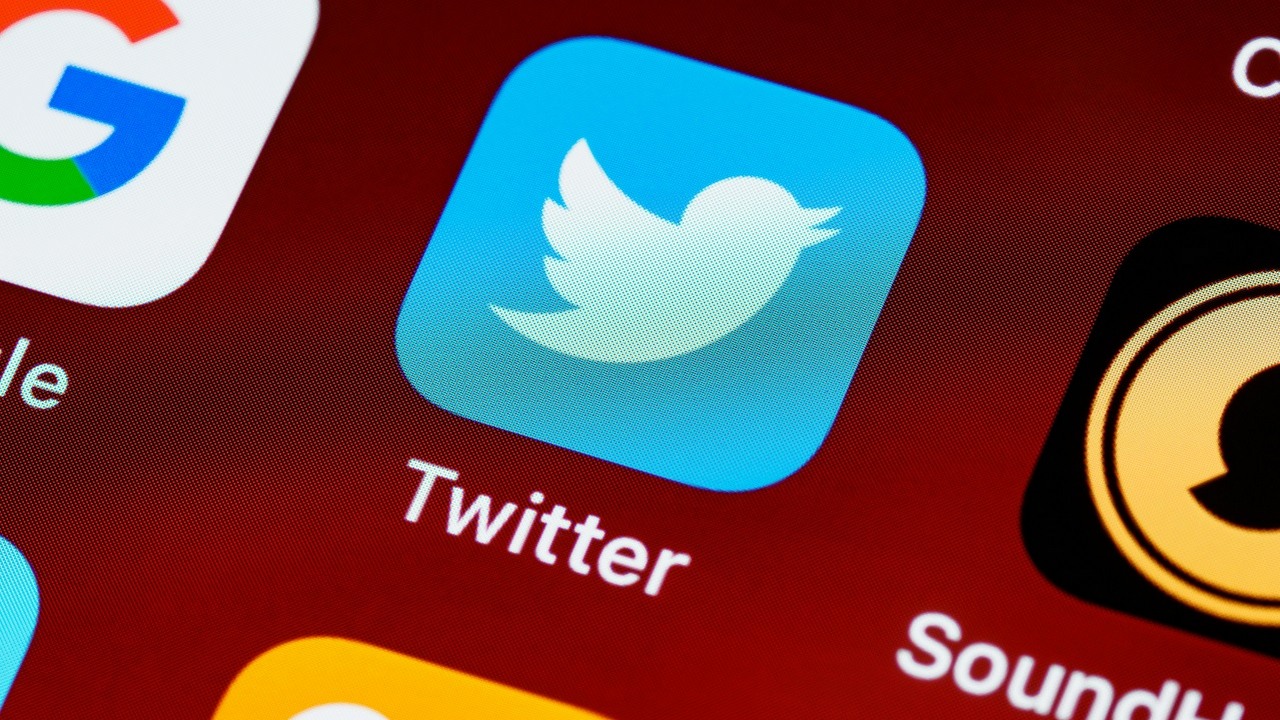 Zakup Twittera mści się na Elonie Musku; miliarder znowu jest na celowniku, tym razem amerykańskich służb, źródło grafiki: Unsplash |  Brett Jordan..