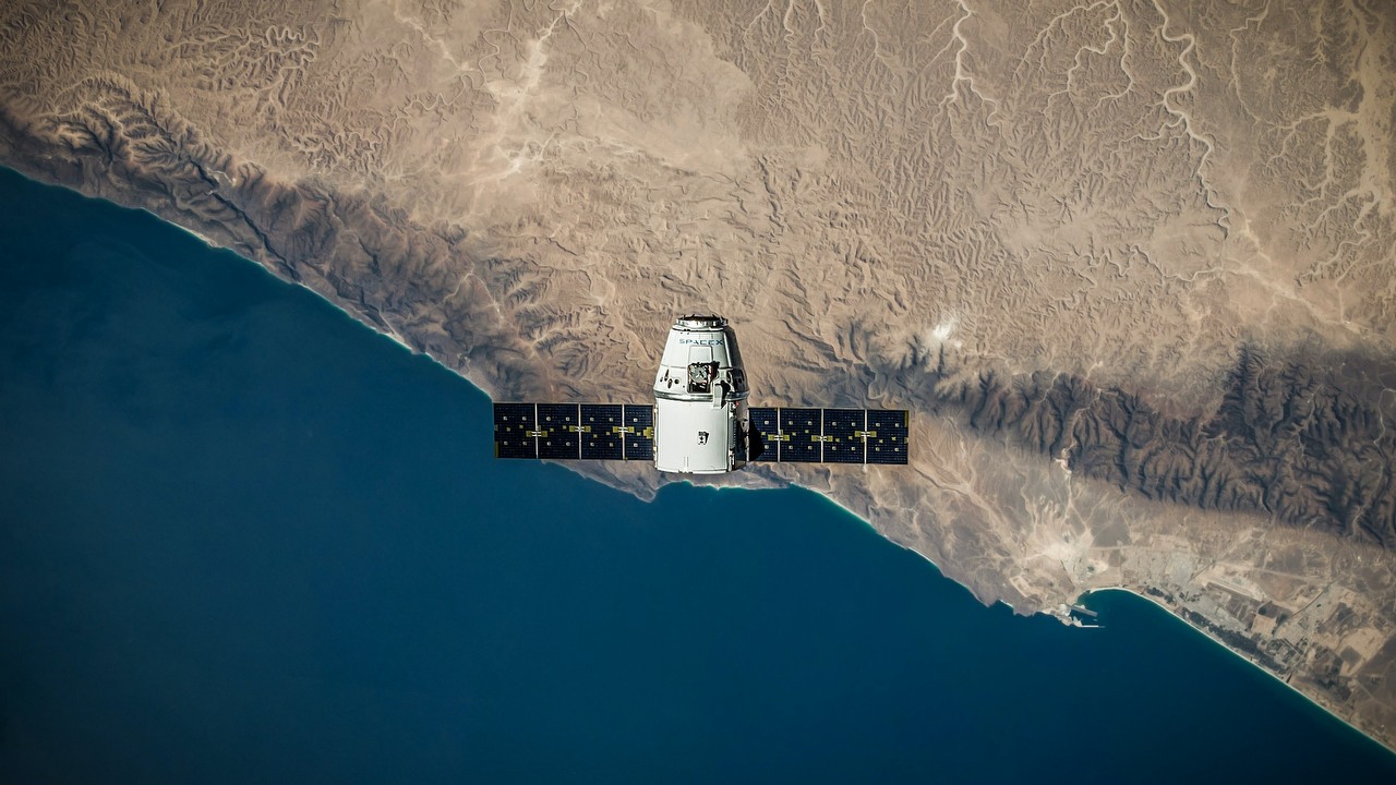 Amazon rzuca rękawicę Starlinkowi od Elona Muska; rynek Internetu satelitarnego się zacieśnia, źródło grafiki: Unsplash | SpaceX.