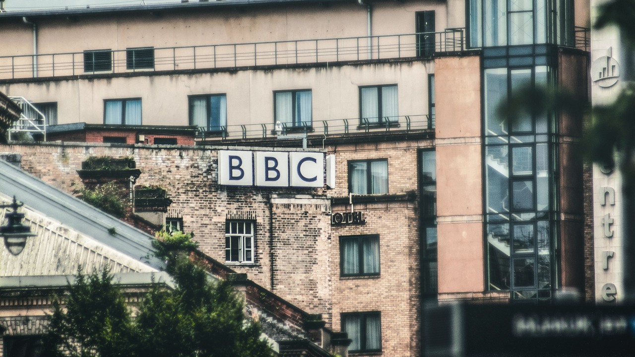 BBC skorzysta z AI, ale OpenAI nie wyszkoli ChataGPT na materiałach serwisu, źródło grafiki: Unspash | K. Mitch Hodge.