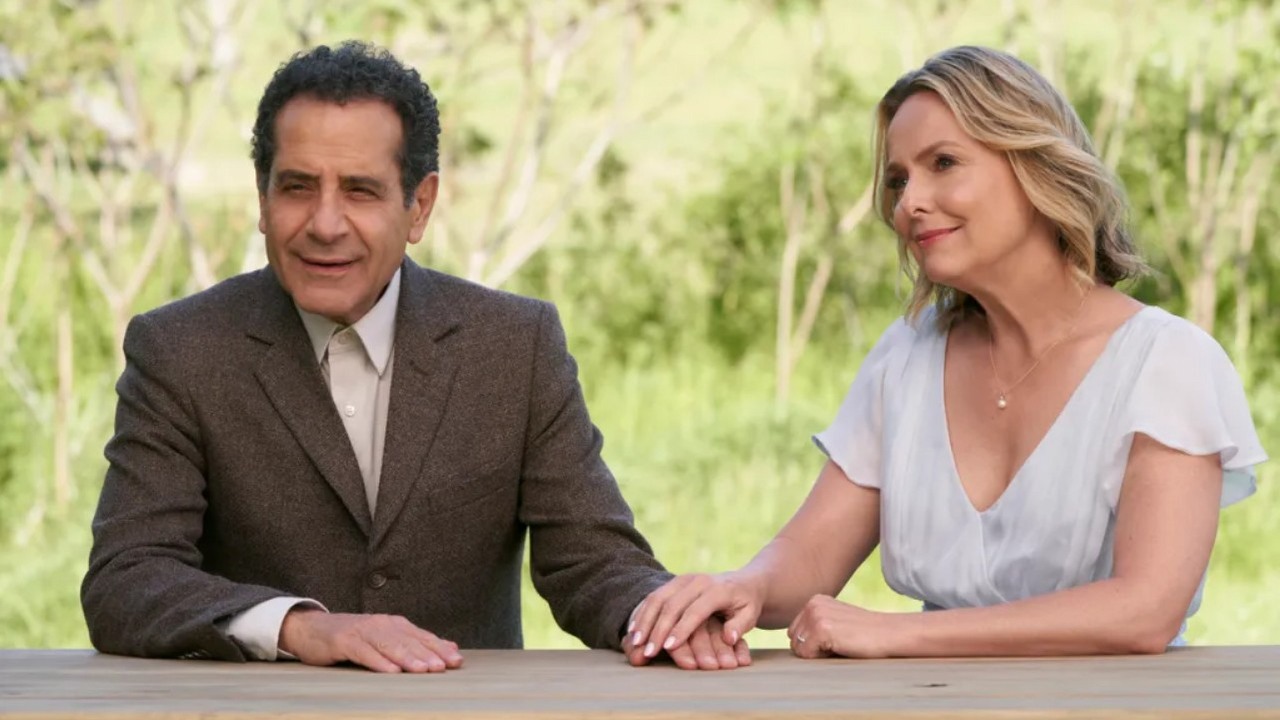 Po ponad 10 latach wraca detektyw Monk. Oto pierwsze spojrzenie na nadchodzący film, źródło grafiki: Mr. Monk’s Last Case: A Monk Movie; reż. Randy Zisk; Peacock; 2023.