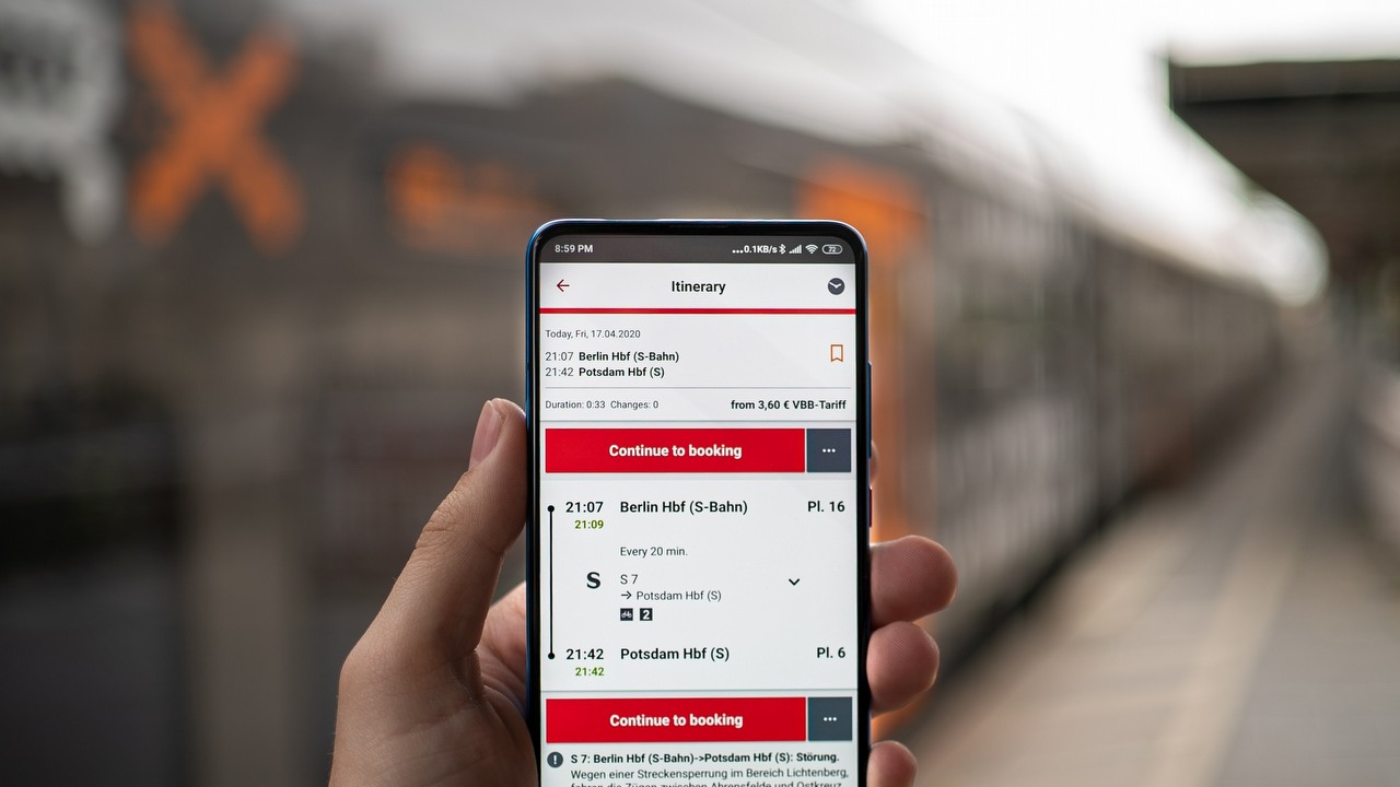 Bilety na pociąg kupujemy głównie online, za 2 lata tylko 10% ma być sprzedawane tradycyjnie, źródło grafiki: Unsplash | Mika Baumeister.