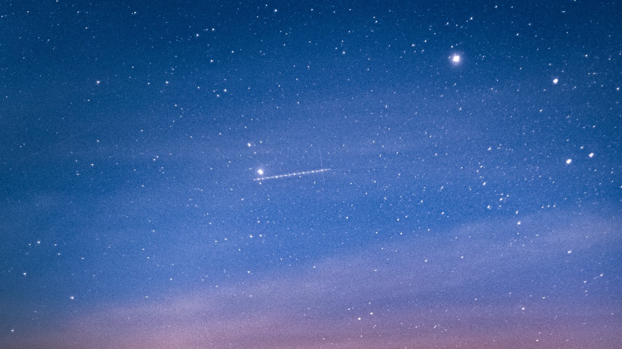 Starlinki w tym tygodniu ponownie rozświetlą polskie niebo, źródło grafiki: Unsplash | Marek Piwnicki.