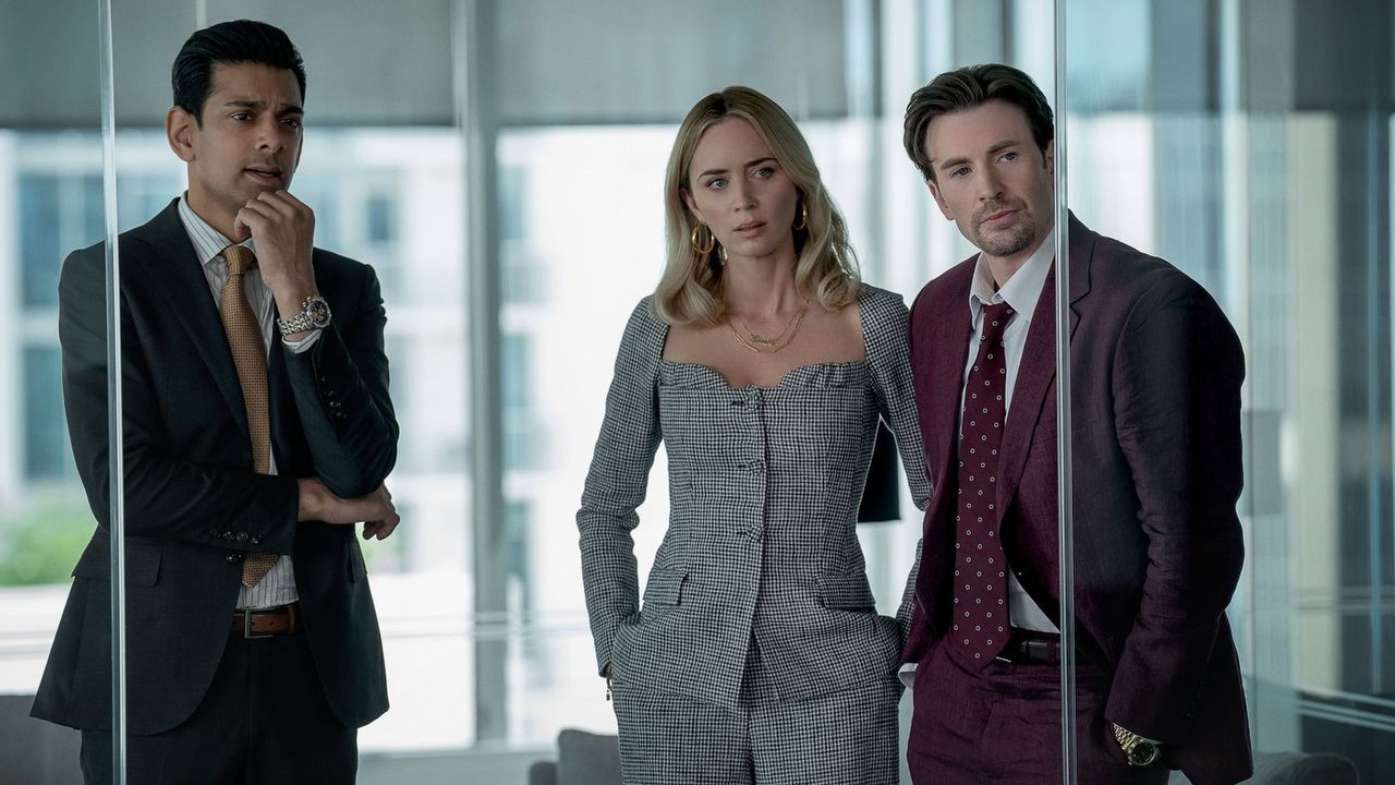 Pogoń za lepszym życiem zamienia się w koszmar w zwiastunie nowego filmu Netflixa z Chrisem Evansem i Emily Blunt, źródło grafiki: Recepta na przekręt, David Yates, Netflix, 2023..