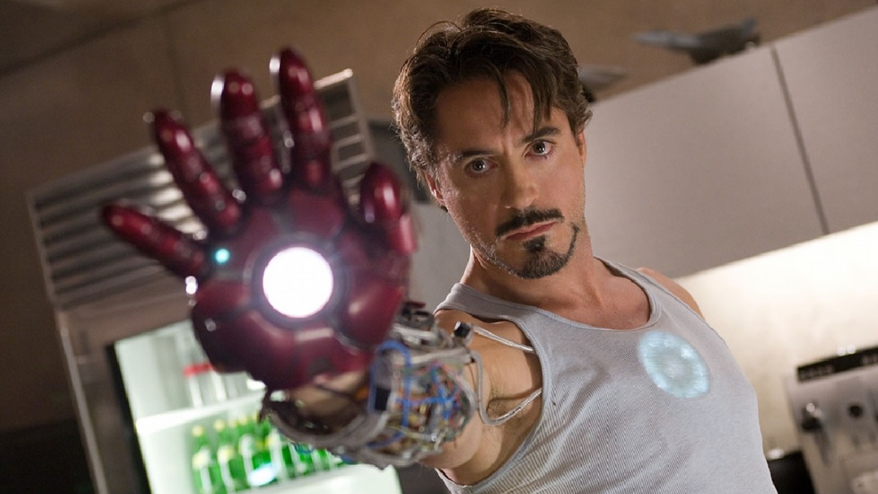 Marvel nie chciał zatrudnić Roberta Downeya Jra w Iron Manie, więc Jon Favreau dopuścił się podstępu, źródło grafiki: Iron Man; Jon Favreau; Marvel Studios; 2008.
