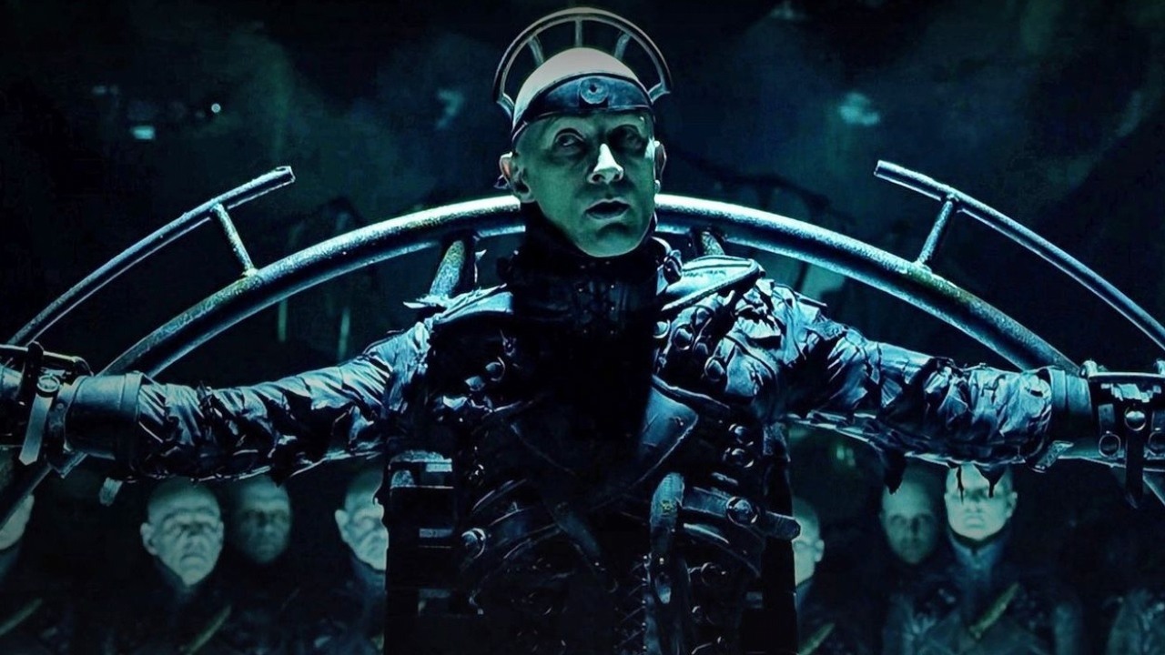 Ten kultowy film sci-fi ma sekretną kontynuację, o której mało kto wie, źródło grafiki: Mroczne miasto; Alex Proyas; 1998.