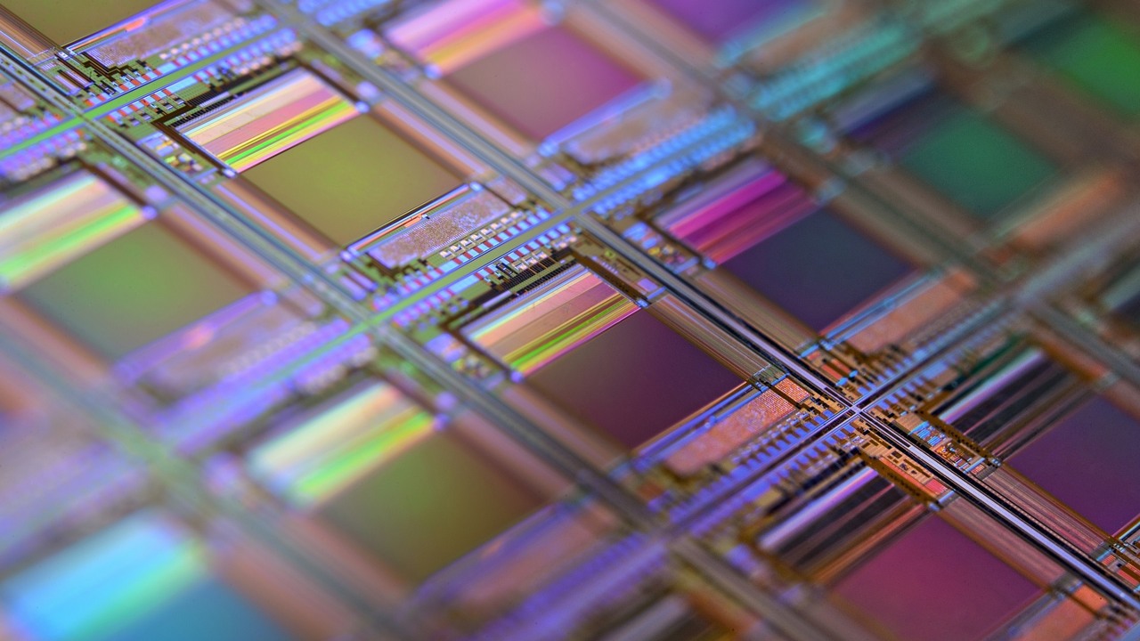 Qualcomm chce namieszać na rynku PC, Snapdragon X już w 2024 roku, źródło grafiki: Unsplash / Laura Ockel.