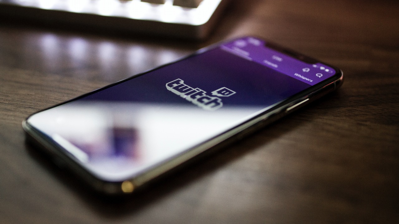 Twitch zaostrza narzędzie banowania, streamerzy będą mogli całkowicie zablokować dostęp do transmisji, źródło grafiki: Unsplash | Caspar Camille Rubin.