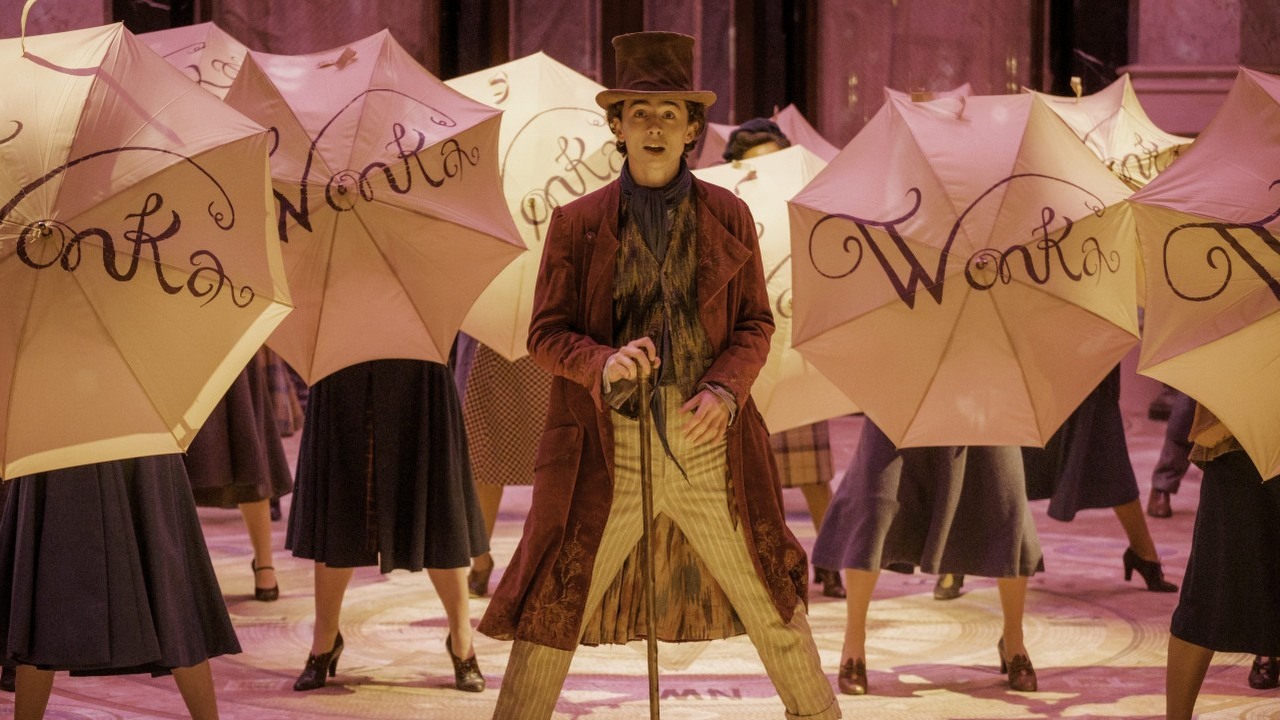 Timothée Chalamet przedstawia fabrykę czekolady i pakuje się w tarapaty w nowym zwiastunie Wonki, źródło grafiki: Wonka; reż. Paul King; Warner Bros. Pictures; 2023.